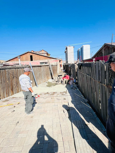 Явган хүний замын хуучин хавтангаар гэр хорооллын нарийн гудамжийг тохижуулж байна